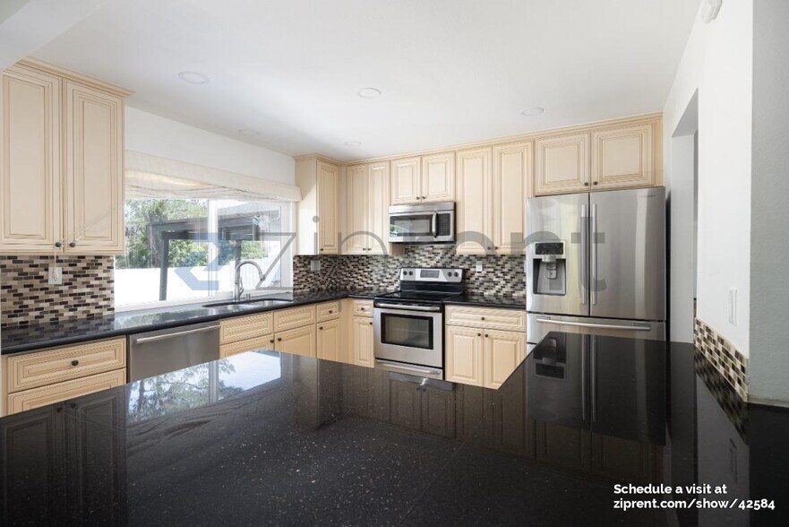 Building Photo - 13894 Paseo Zaldivar