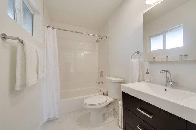 Building Photo - Common MacArthur