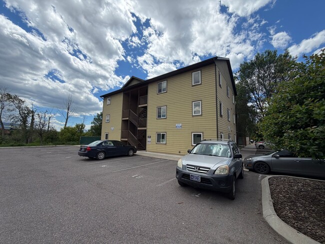 Building Photo - 530 Burton St