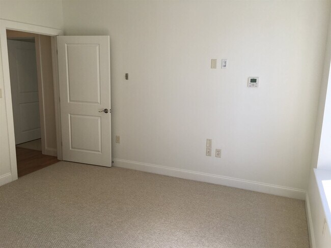 Building Photo - 875 Elm St