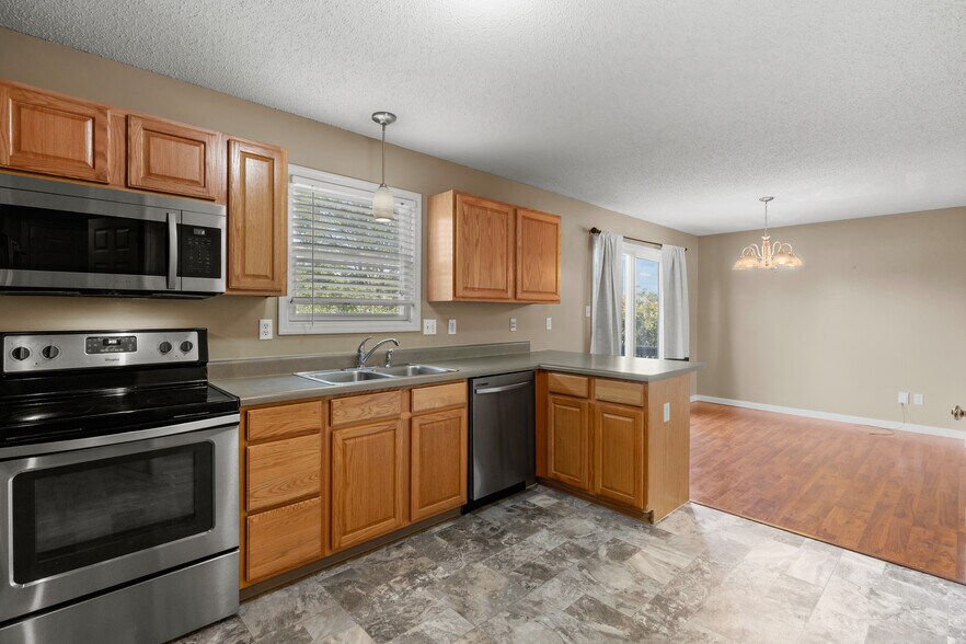 Building Photo - 576 Donna Marie Dr