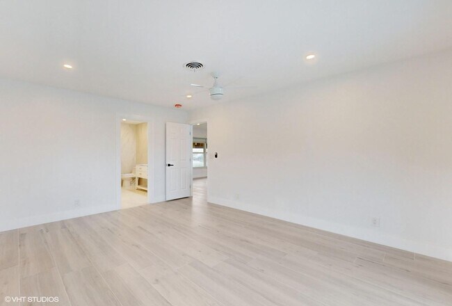 Building Photo - 4761 NE 28th Ave