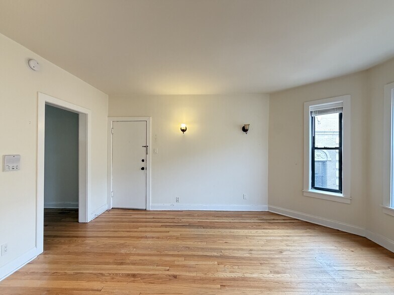 Building Photo - 4125 N Ashland Ave