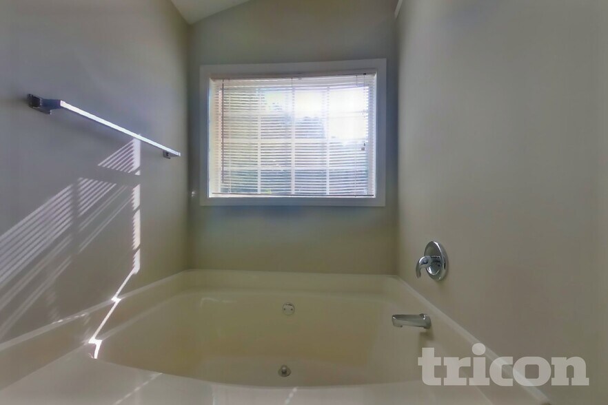Building Photo - 205 Eagle View Trace