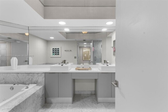 Building Photo - 16400 Collins Ave