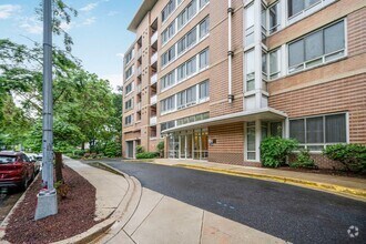 Building Photo - Beautifully Renovated 1BR Condo With Balco...