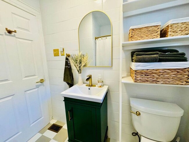 Building Photo - 4 Bedroom 2 Bath Bungalow, in Forsyth Park- Available Jan 3rd!!!