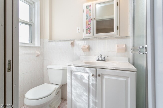 Building Photo - 27 Ashwood Ave