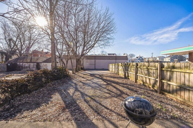 Building Photo - 105 Ash St