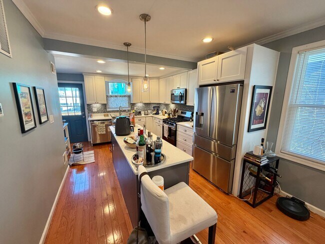 Building Photo - Beautiful Benning 3 Bedroom Renovated Bungalow Home with Yard, Parking, W/D.