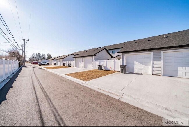 Building Photo - Like-New 3BD/2.5BA Home | Garage + Fenced Yard + W/D Included! $500.00 Rent Credit for the month ...