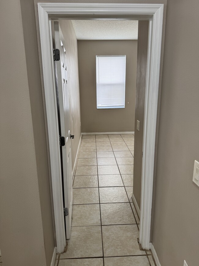 Building Photo - 136 Aster Dr