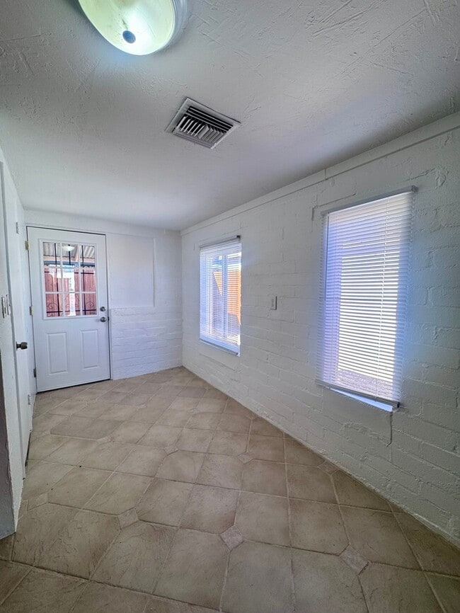 Building Photo - FOR RENT