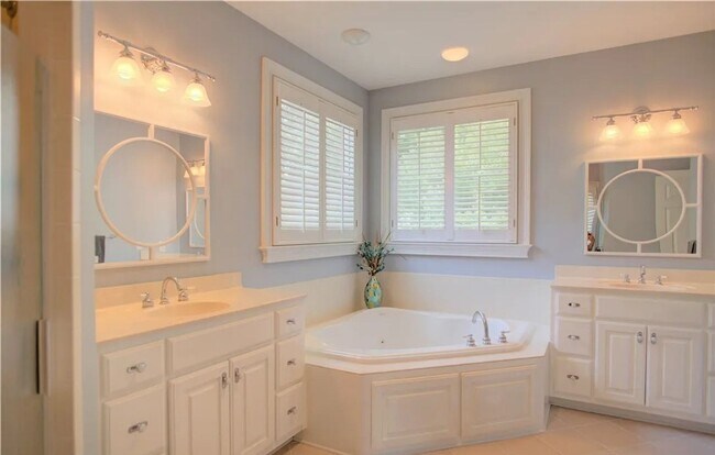 Building Photo - 4 bedroom/ 3.5 bathroom- Stonehouse