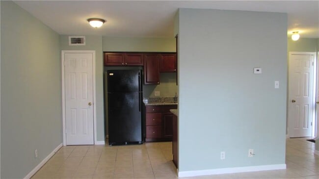 Building Photo - 2208 Mission Hill Dr