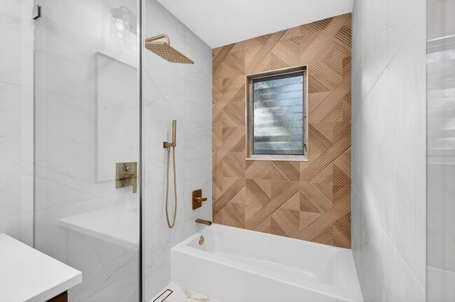 Building Photo - 2 BEDROOMS 1 BATHROOM!