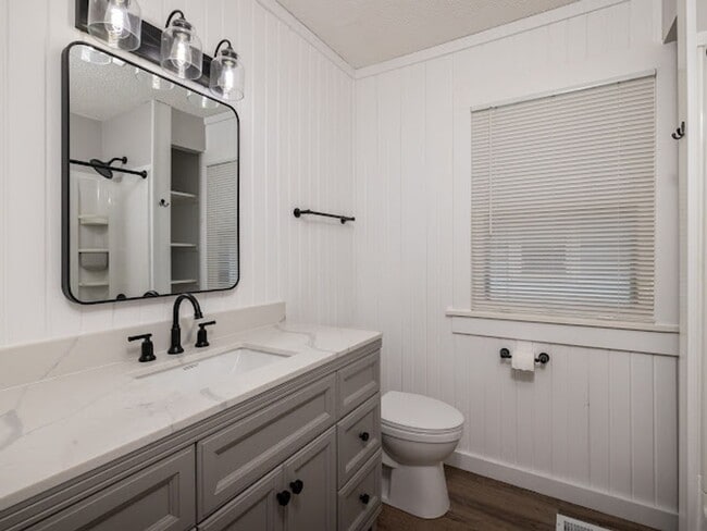 Building Photo - Newly renovated! 3 bedroom 1 bath with sin...