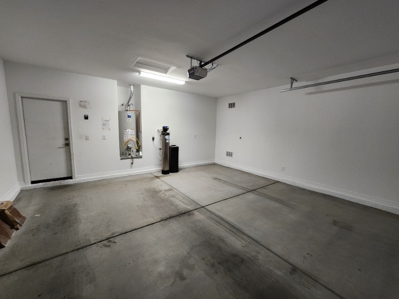 Building Photo - 8948 W Colter St