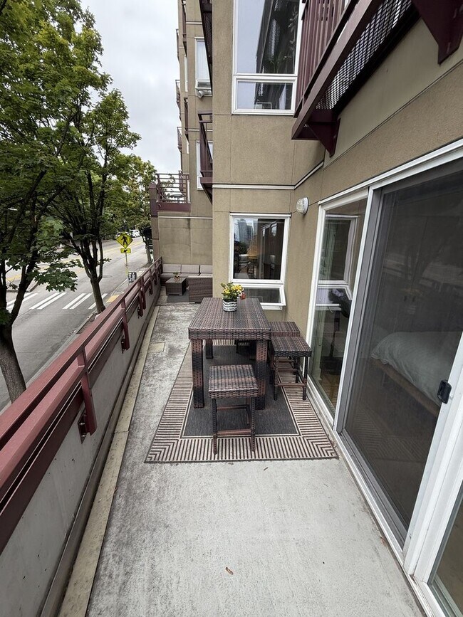 Building Photo - Charming and Rare 2BR/2BA/2Garage Parking ...