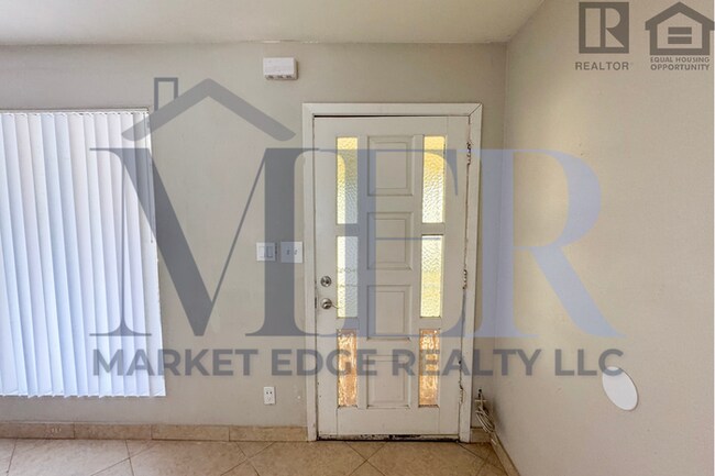 Building Photo - 4Bed/3Bath House at Broadway/Mill Ave! $199 MOVE-IN SPECIAL! Ready for Immediate Move-In! -- RV GATE