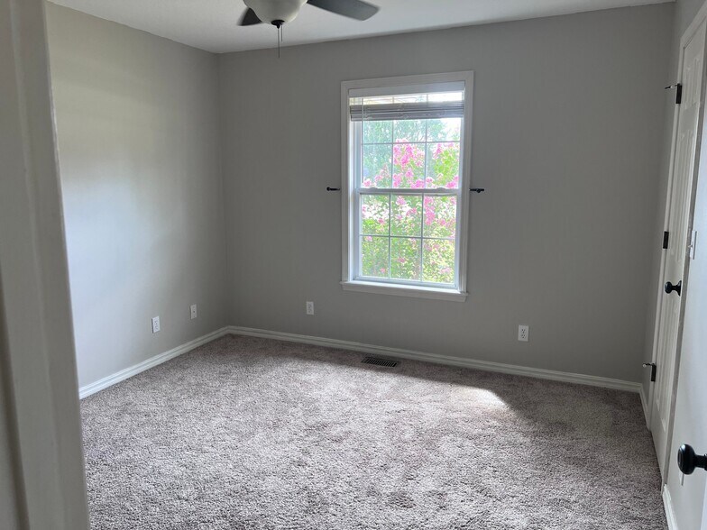 Building Photo - 1503 E Twin Lakes Dr