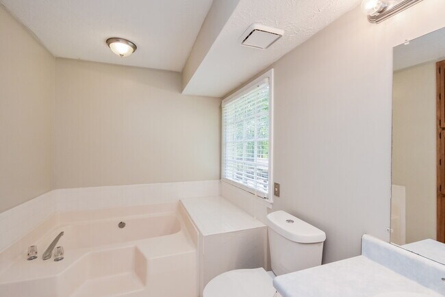 Building Photo - 15 Glenloch Point