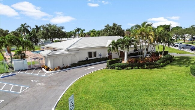 Building Photo - 6712 NW 70th Ct