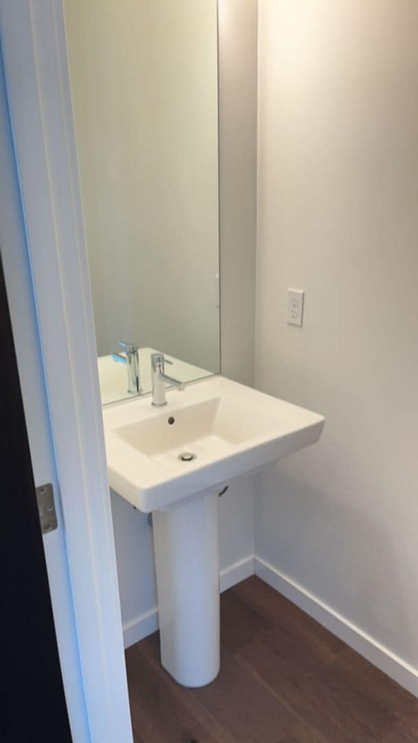 Building Photo - Leschi Townhome