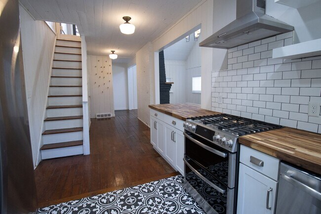 Building Photo - 3 Bedroom, 2.5 Bathroom in Shandon - The F...