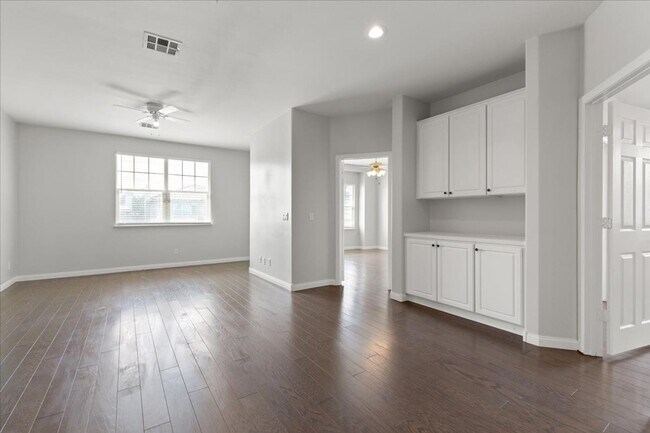 Building Photo - Expansive 4 Bedroom Home with a Pool and L...