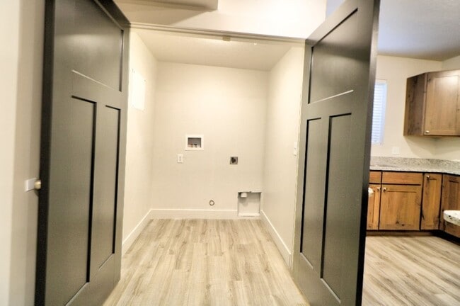 Building Photo - 2 Bedroom 1 Bathroom Apartment
