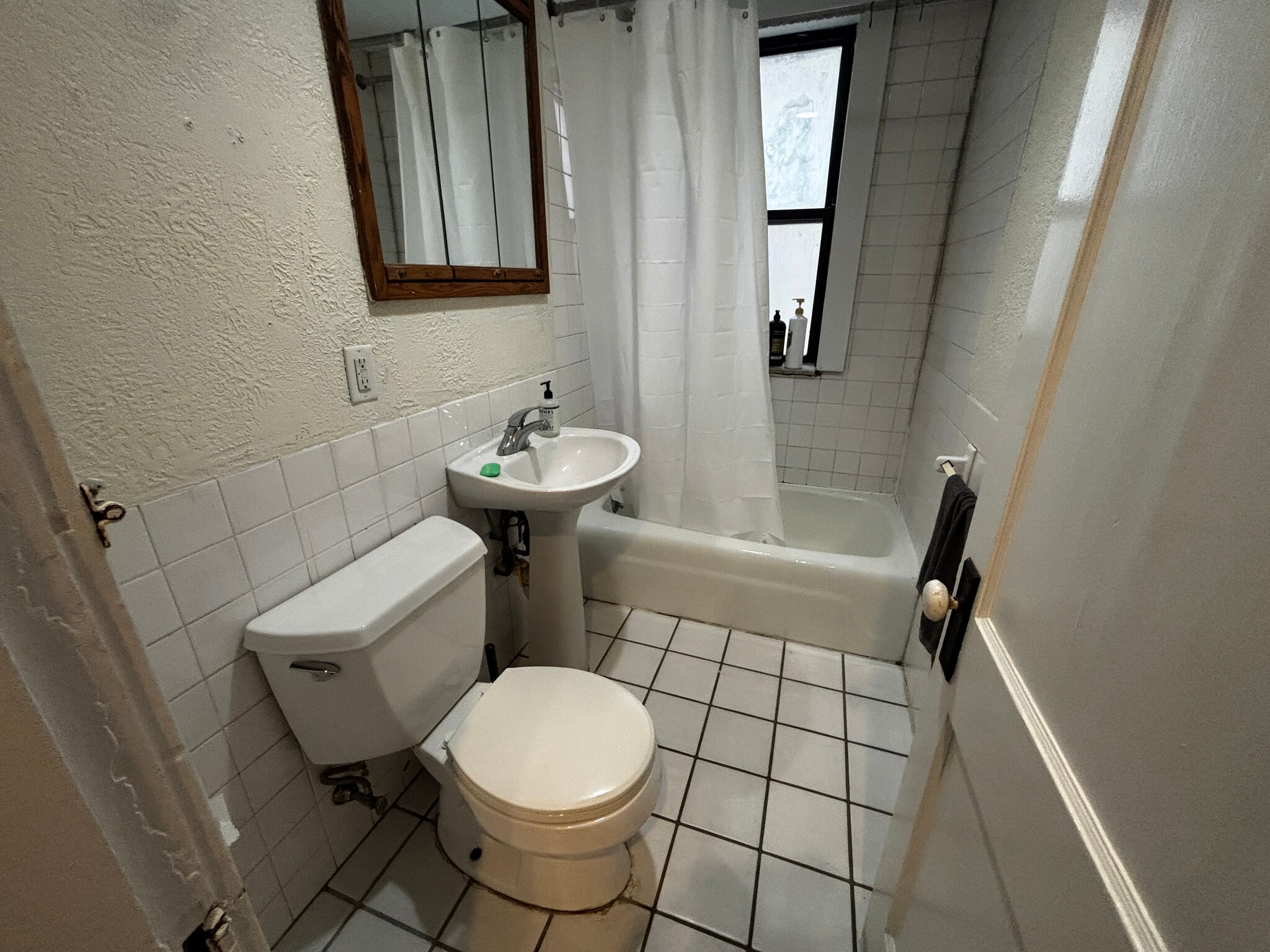 Building Photo - 213 Kelton St