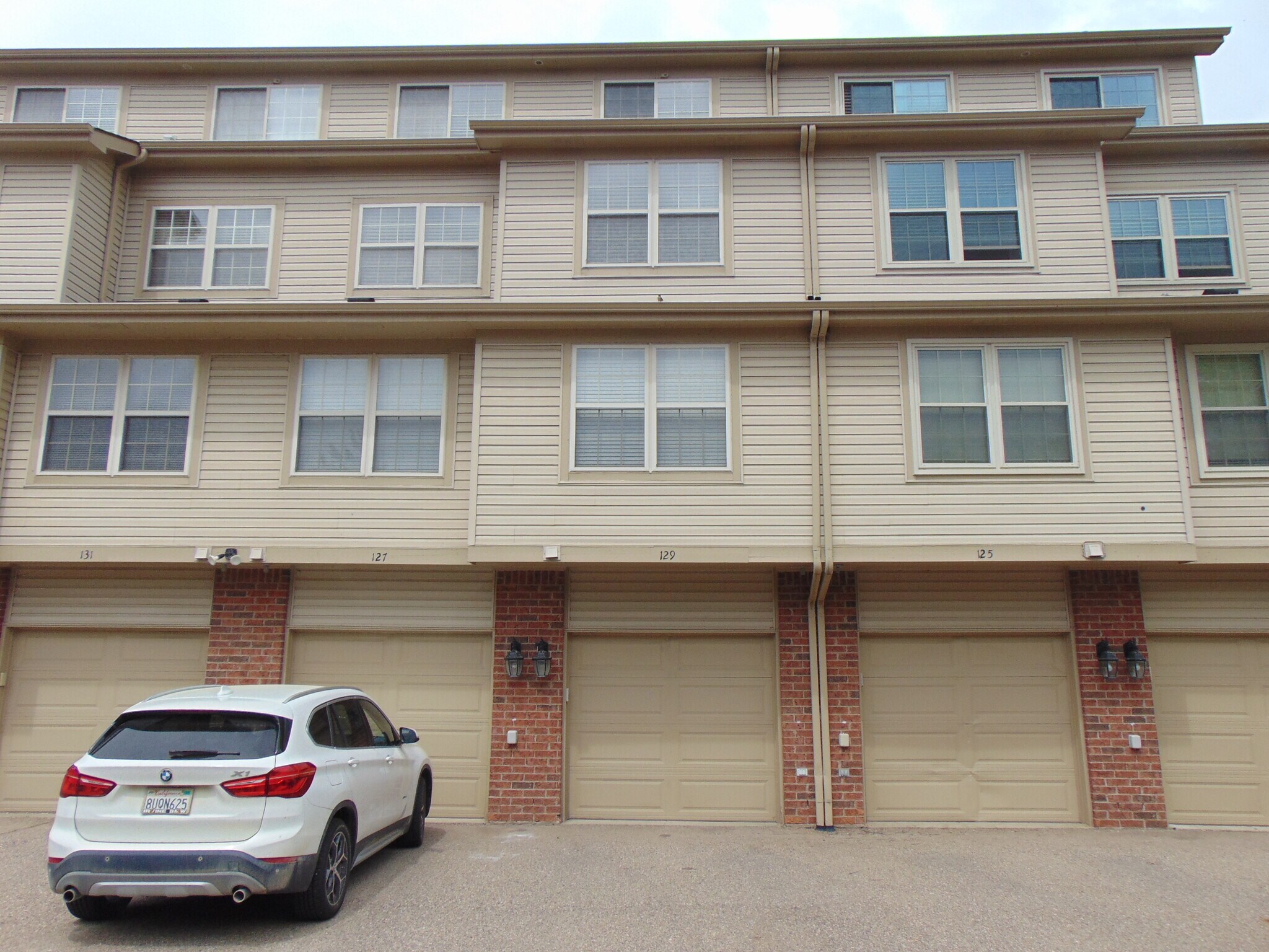 Building Photo - 129 E Bay Dr