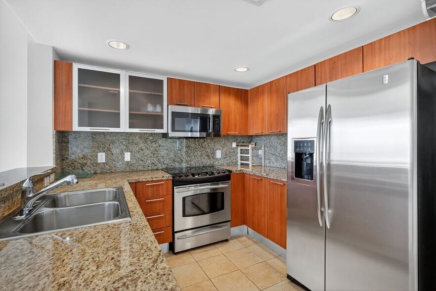 Building Photo - 2021 SW 3rd Ave