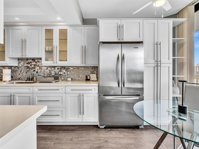 Building Photo - 2000 Island Blvd