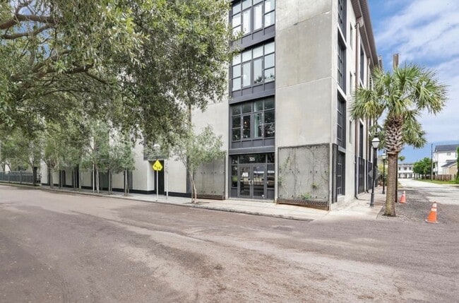 Building Photo - 1 Cool Blow St