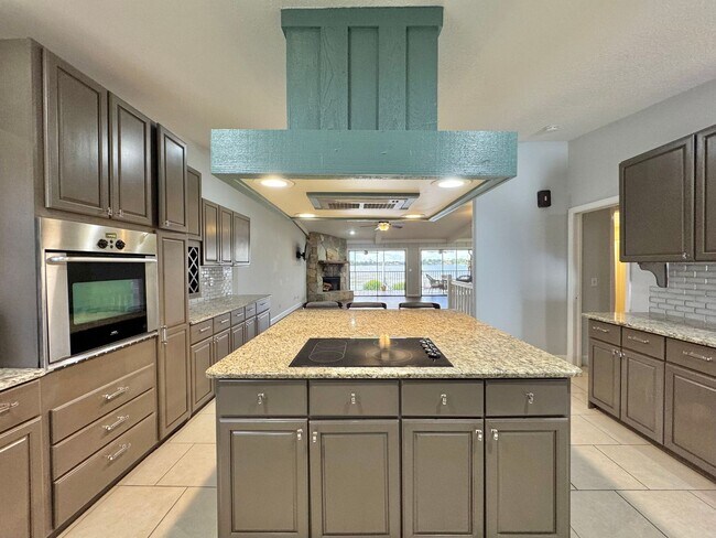 Building Photo - Lake Hartridge Condo - Two Levels with Water Views