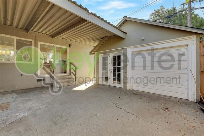 Building Photo - 4404 Lantana Ave