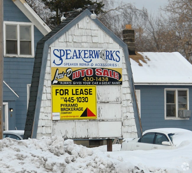 Building Photo - 6035 E Taft Rd