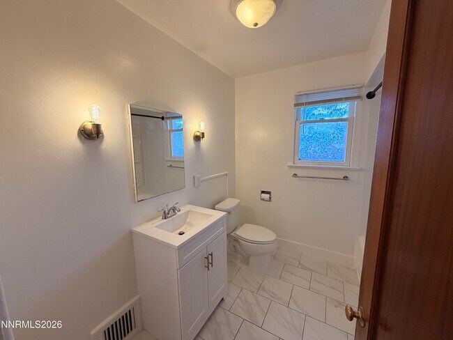 Building Photo - 319 Thoma St