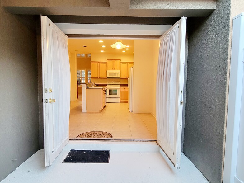 Eat-in kitchen from patio - 221 Victoria Commons Blvd