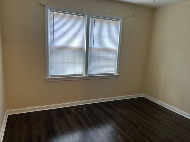 Building Photo - 2 Bedroom House - Section 8 Accepted