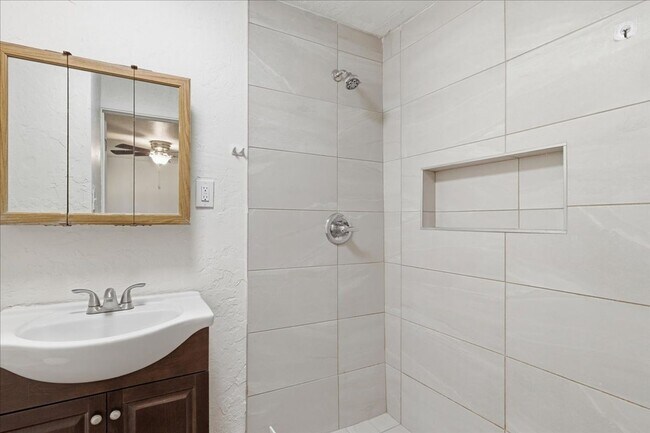 Building Photo - 241 E Elwood St