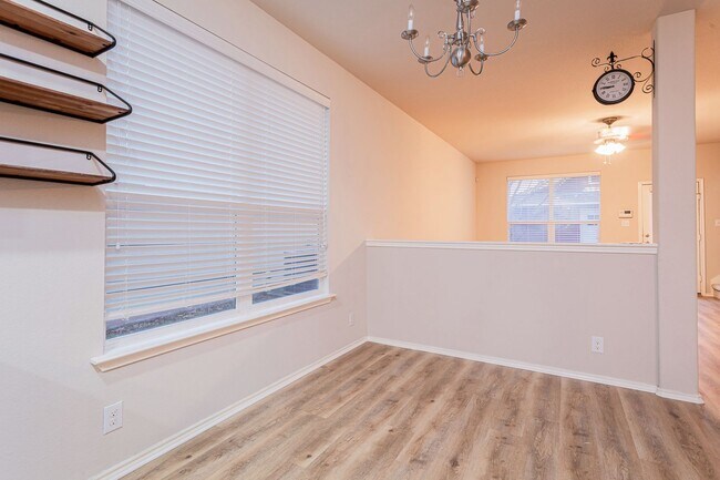 Building Photo - 3/BR 2.5/BA Cozy Two-Level Home with Fence...