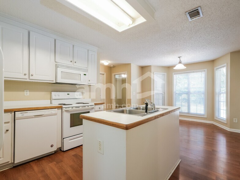 Building Photo - 1633 Amalie Dr