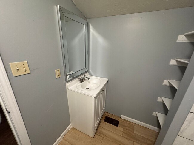 Building Photo - Near Southeast 3 Bedroom 1 Bath