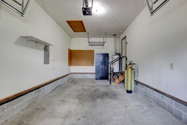 Building Photo - 2104 Pea Ridge Rd