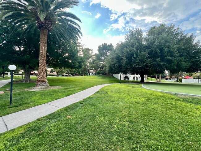 Building Photo - Hidden gem in the heart of Las Vegas