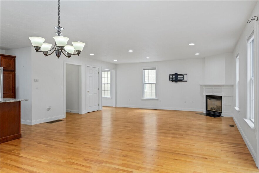 Building Photo - 6 Longview Cir