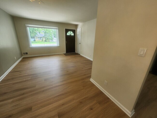 Building Photo - Beautiful and spacious 3 bedroom 1 bath ho...